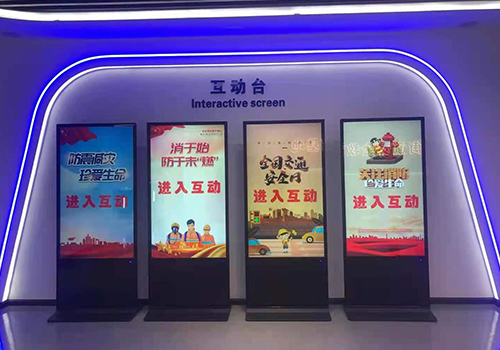 立式廣告機的獨特性主要體現在哪方面？